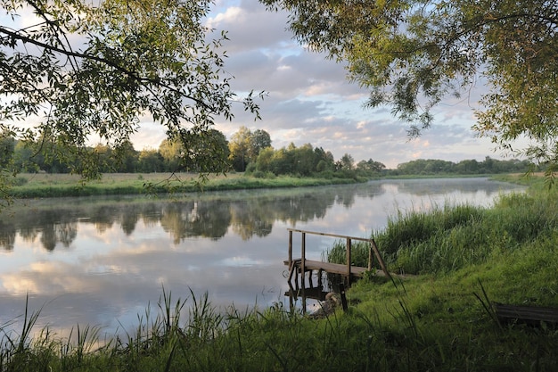 Amanecer en el río