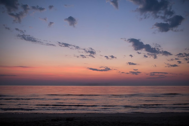 Amanecer rosa en el paisaje costero Playa del mar Adriático a principios de la mañana de verano