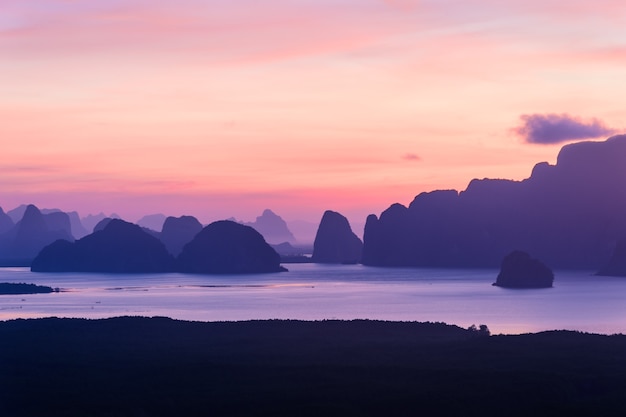 Amanecer en Samed Nangshe en la provincia de Phang Nga en Tailandia