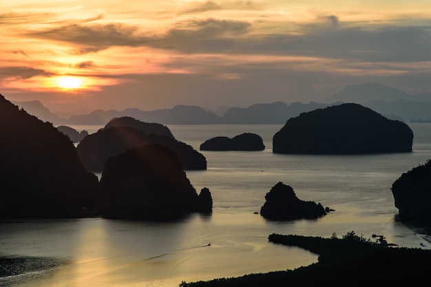 Amanecer en Samed Nangshe en la provincia de Phang Nga en Tailandia