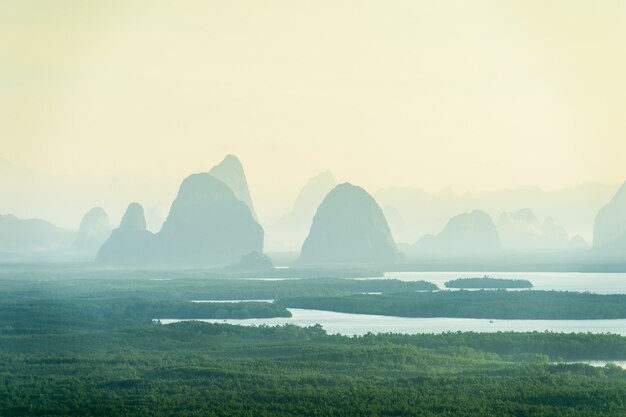 Amanecer en Samed Nangshe en la provincia de Phang Nga en Tailandia