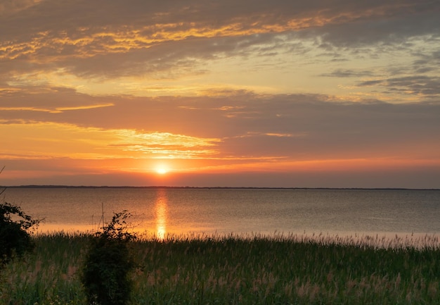 Amanecer sobre el agua en Outer Banks