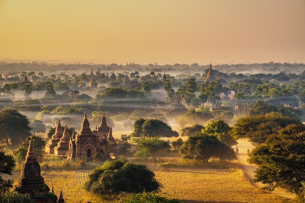 Amanecer sobre Bagan en Myanmar