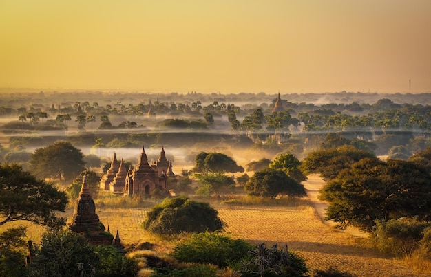 Amanecer sobre Bagan en Myanmar