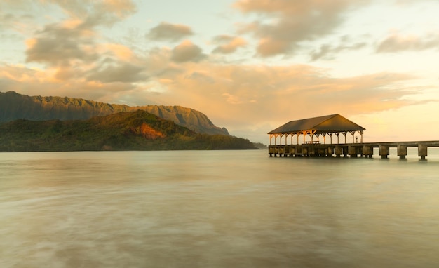 Amanecer sobre la bahía de Hanalei Kauai Hawaii