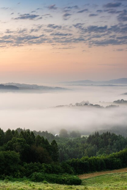 Amanecer sobre colinas onduladas en campo en Polonia