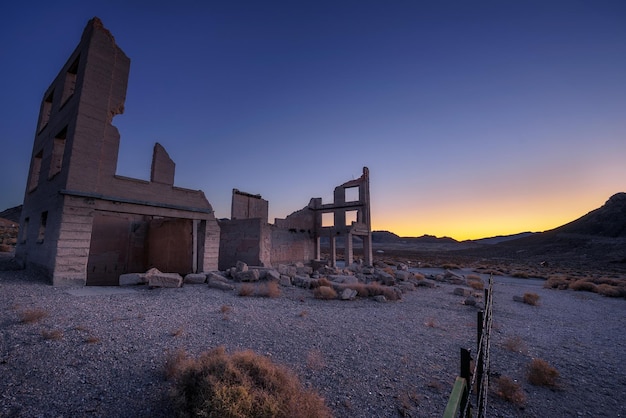 Amanecer sobre edificio en ruinas en Rhyolite Nevada