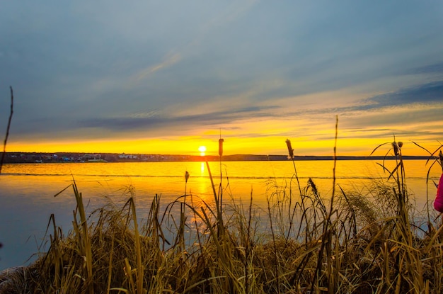 Amanecer sobre el lago en la madrugada.