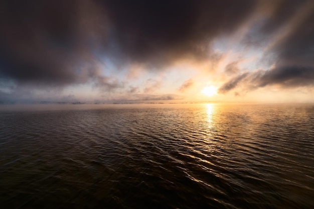 Amanecer sobre el lago