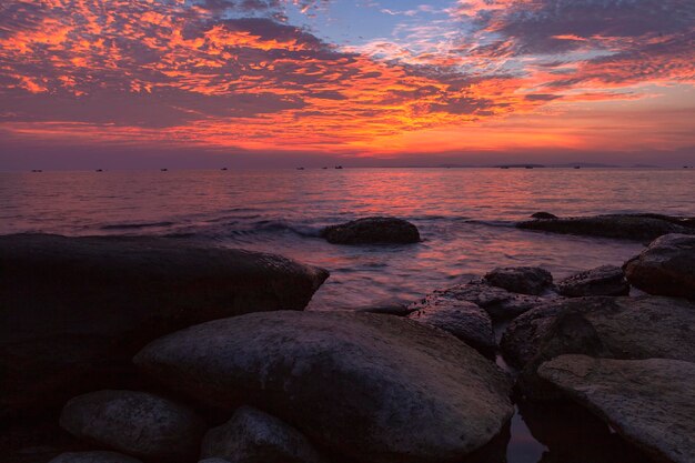 Amanecer sobre el mar en la costa de Camboya.