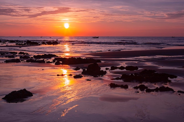 Amanecer sobre el mar en la costa de Vietnam..