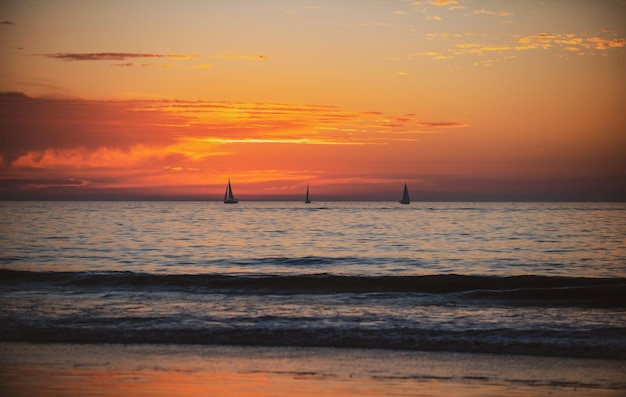 Amanecer sobre el mar y hermoso paisaje nublado colorido océano playa puesta de sol