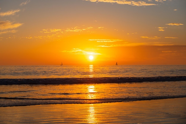 Amanecer sobre el mar y hermoso paisaje nublado colorido océano playa puesta de sol