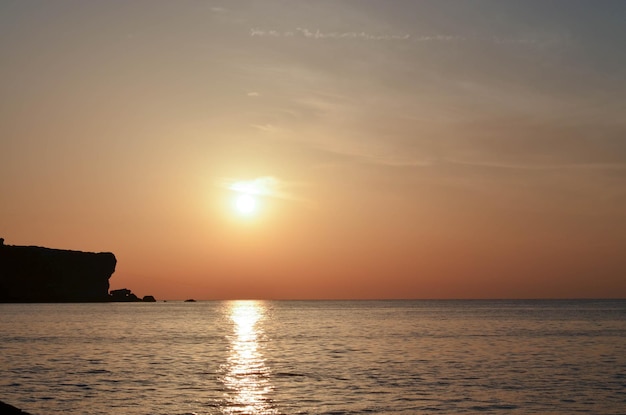 Amanecer sobre el mar mediterráneo desde las islas baleares