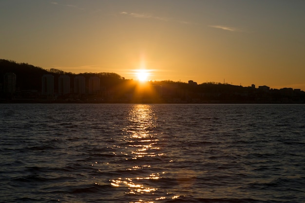 Amanecer sobre el mar