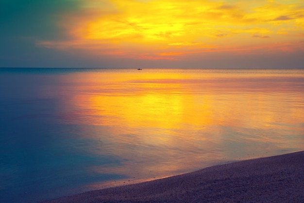 Amanecer sobre el mar