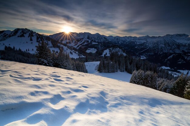 El amanecer sobre las montañas nevadas