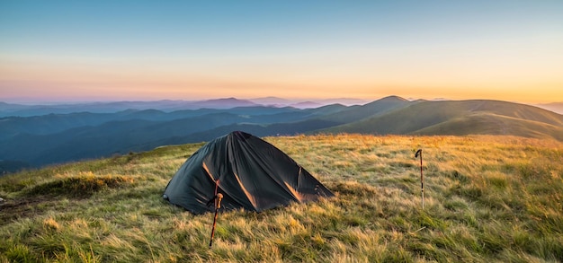 Amanecer sobre las montañas y la tienda. Cárpatos. Ucrania. Borzhava