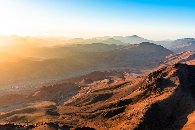 Amanecer sobre el monte Sinaí, vista desde el monte Moisés