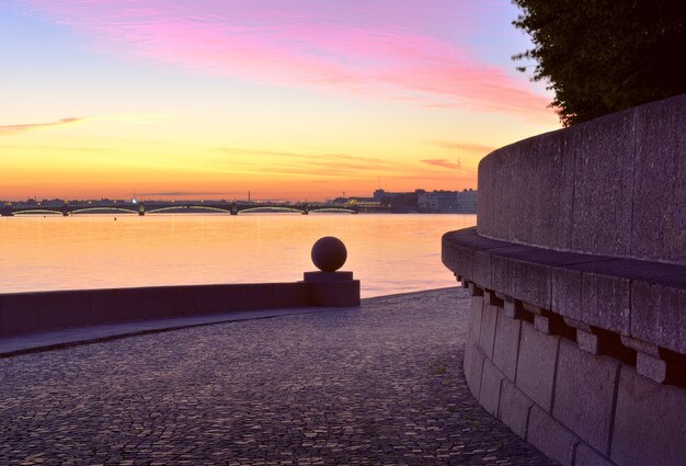 Amanecer sobre el Neva Vista del puente Trinity y el terraplén del Palacio