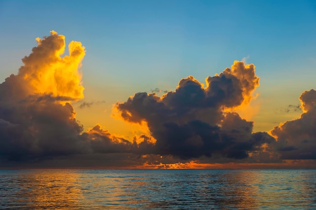 Amanecer sobre el Océano Índico en la isla de Zanzíbar, Tanzania, África