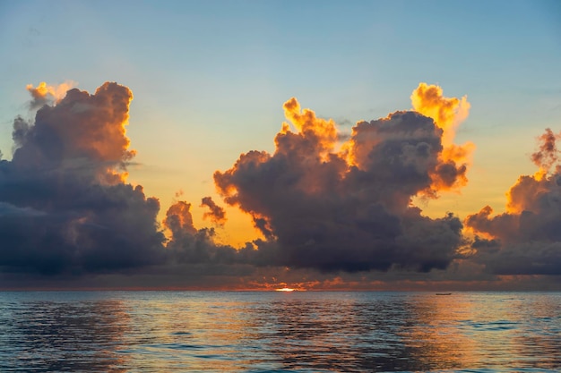 Amanecer sobre el Océano Índico en la isla de Zanzíbar, Tanzania, África