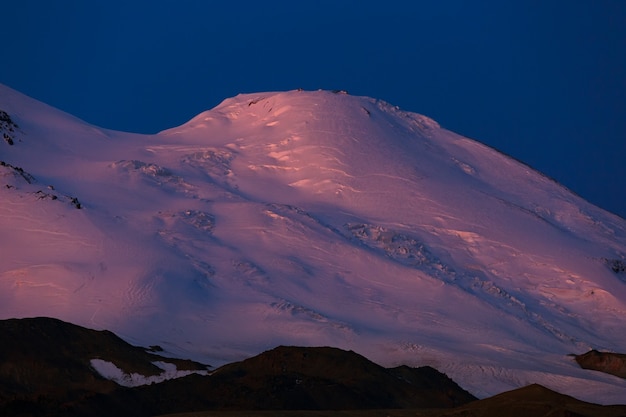 Amanecer sobre el pico occidental del monte Elbrus. T