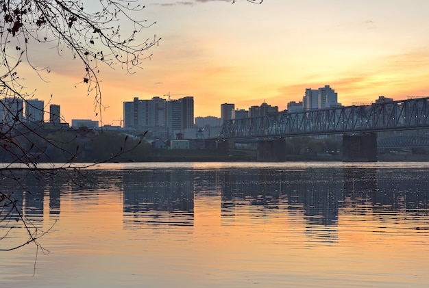 Amanecer sobre el río Ob en Novosibirsk