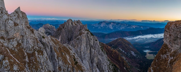 Amanecer sobre la silla Mangart Alpes Julianos en Eslovenia