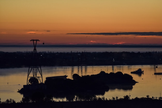 amanecer sobre el teleférico que cruza el río