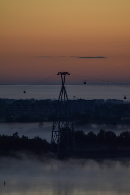 amanecer sobre el teleférico que cruza el río