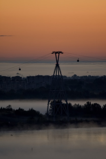 amanecer sobre el teleférico que cruza el río