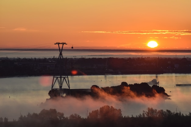 amanecer sobre el teleférico que cruza el río