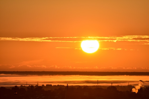 amanecer sobre el teleférico que cruza el río