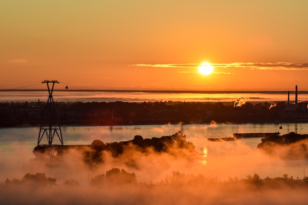 amanecer sobre el teleférico que cruza el río