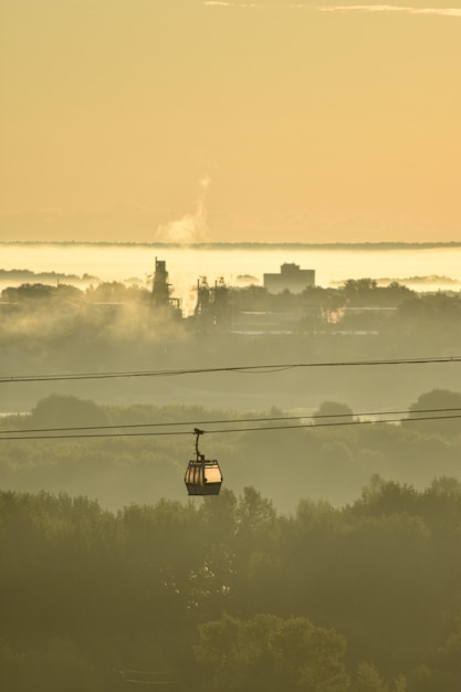 amanecer sobre el teleférico que cruza el río