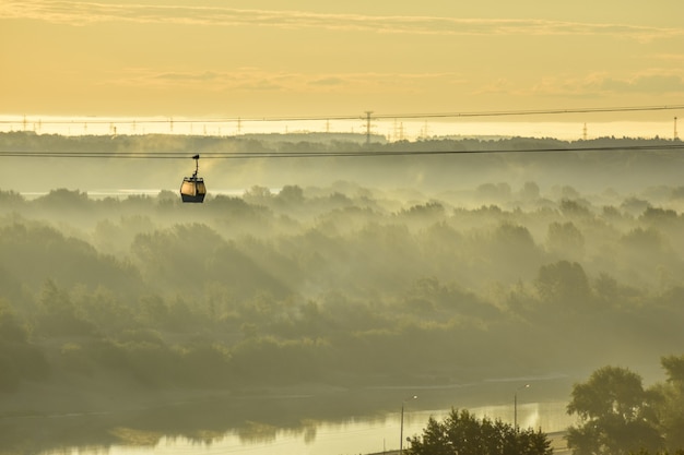 amanecer sobre el teleférico que cruza el río