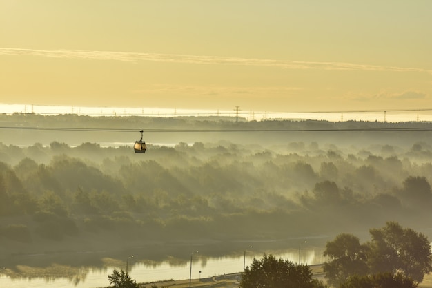 amanecer sobre el teleférico que cruza el río