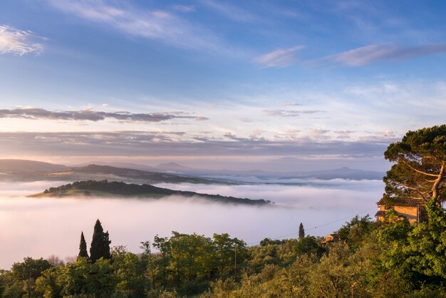 Amanecer sobre Val d'Orcia en Toscana