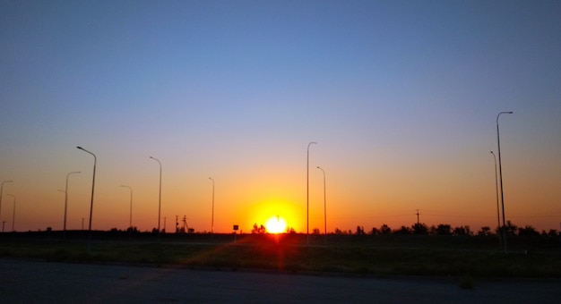 Amanecer del sol en la carretera