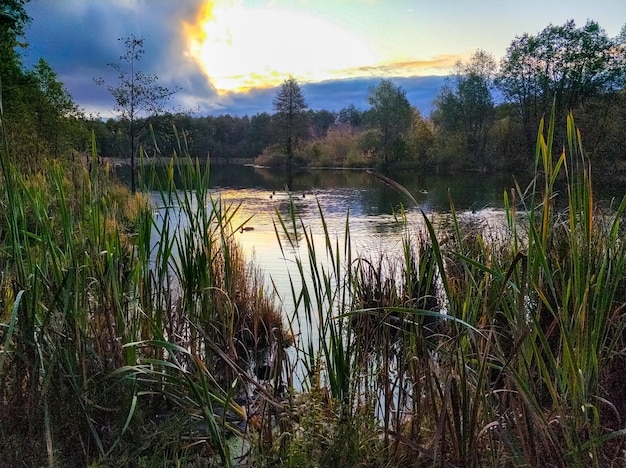 Amanecer del sol en un lago azul en Kazan