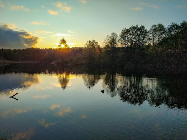 Amanecer del sol en un lago azul en Kazan