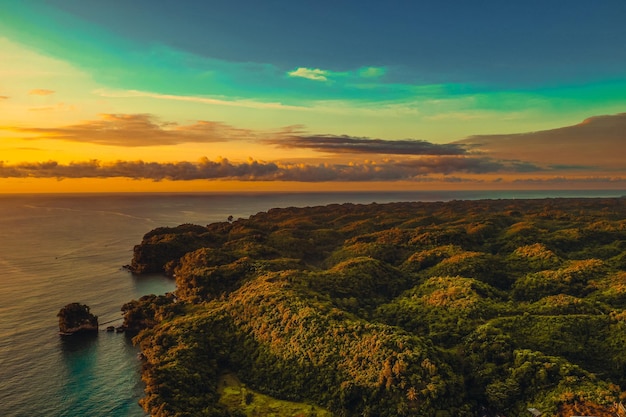 Foto amanecer a la sombra de la montaña