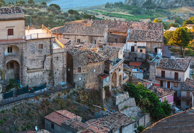 Amanecer Stilo aldea Calabria Italia