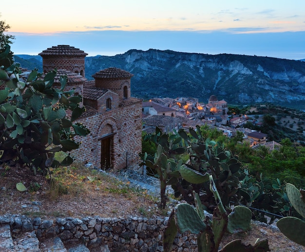 Amanecer Stilo aldea Calabria Italia