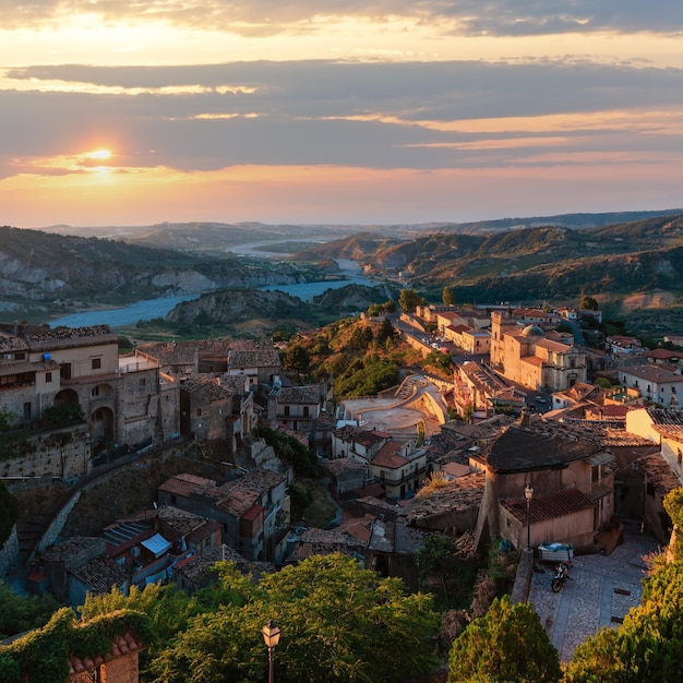 Amanecer Stilo aldea Calabria Italia