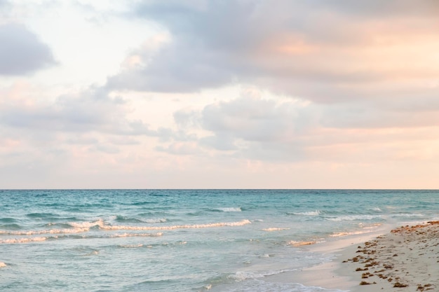 Amanecer suave en la costa del Océano Atlántico de Varadero