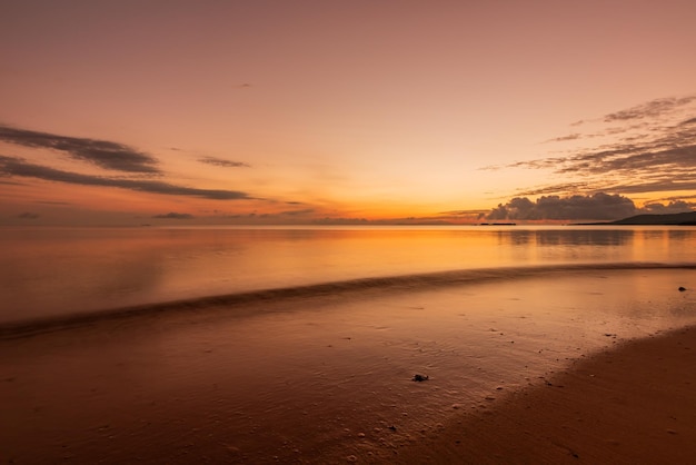 Amanecer suave en la playa cielo de mar tranquilo en color rosa claro