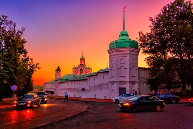 El amanecer de la tarde ilumina el Kremlin en la ciudad de Yaroslavl en el verano
