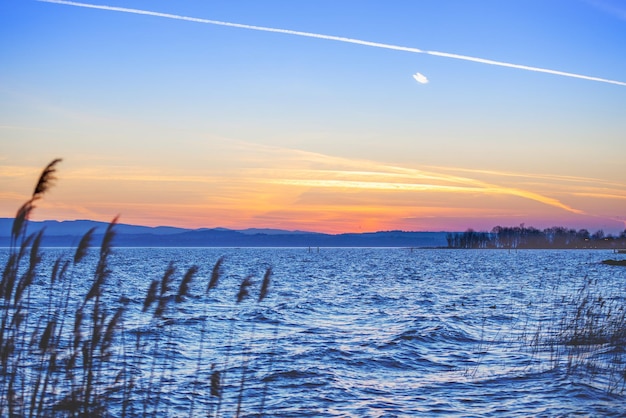 Amanecer temprano en la mañana sobre el lago de Garda lago Lago di Garda Italia Europa
